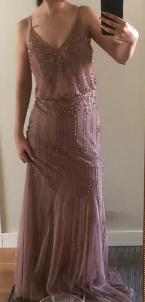 Maxiklänning med paljetter - Maxiklänning med paljetter i gammalrosa/mauve färg  Storlek: XS  Märke: Lace & Beads  Använd 1 gång, nyskick.  Köpt för 1 000kr. 