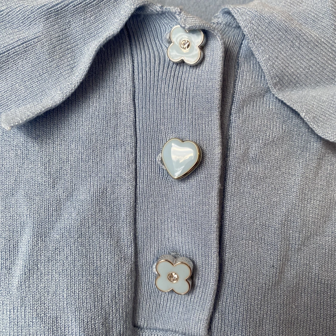 Oasis, cute button shirt in light blue - 90