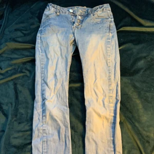 Lågmidjade jeans - Lågmidjade jeans som är blåa