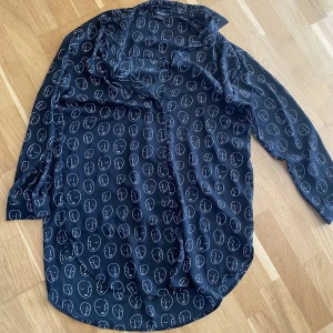Monki blus - Oversized blus/ skjorta från monki. Köpt second hand för 135kr. Nice att ha till sommaren.