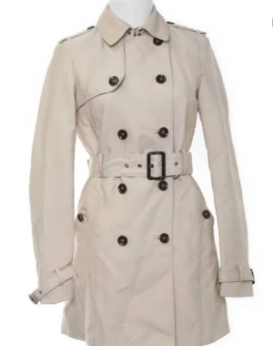 Zara trenchcoat S - Så snygg!! I storlek S. Sparsamt använd, men lite smink på insidan kragen som säkert går bort vid tvätt. Skickas spårbart. Har hund
