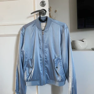 Tunn bomberjacka - Superfin tunn bomberjacka i ljusblå färg. Aldrig använd!