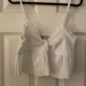 Vit volang topp - Säljer denna vita volang topp från Newyorker. Storlek S men passar även xs eller m. Själv tycker jag att den är för kort för mig. Men jag tycker att den är jättefin. Köpte för 49,90 kr. Priset kan diskuteras. 