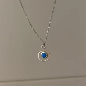 Halsband - Silverfärgat halsband med en blå och turkos detalj 💙 
