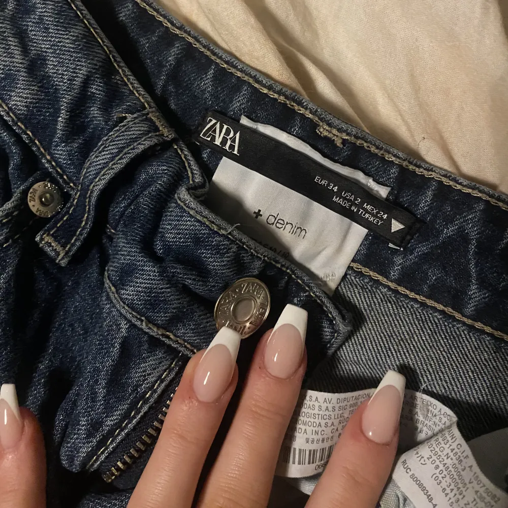 Säljer dessa straight/flare mid rise jeans från Zara💞 Sparsamt använda och i superfint skick. . Jeans & Byxor.