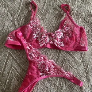Underklädesset - - Gulligt set med både bh och trosor i stringmodell  - Endast testat, dock är lapparna bortklippta  - Setet är i stl S men uppskattad storlek: Bh : 75B/C Trosa: XS/S