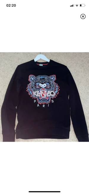 Kenzo tröja - Säljer min super snygga   kenzo tröja.  köpt på Thernlunds för ca 2300 kr. Storlek xs men passar även mig som vanligtvis har M❤️ Hör av er om ni har frågor!!