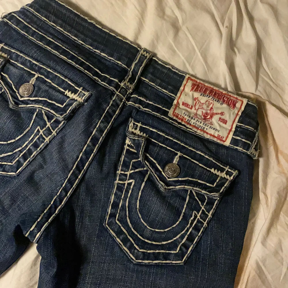 Sjukt snygga lågmidjade True Religion jeans! Säljs pågrund av att dom inte kommer till användning☺️ Är i super fint skick utan några defekter. Skriv privat för mer bilder! (Kan tänka mig att gå ner något i pris ifall köparen är smidig). Jeans & Byxor.
