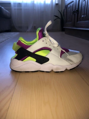Nike huarache 37/38 - Nike huarache sneakers i storlek 38 men små i storleken så passar en 37. Endast provade en gång och i nyskick eftersom de inte passade så säljer nu vidare till en lycklig själ. 
