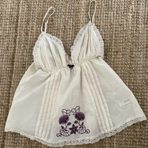 Odd Molly topp - Säljer mitt Odd Molly linne. Personen på bilden är 185, på henne är linnet något kort. Varan är i bra skick.