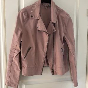 Kort jacka  - Snygg kort jacka strl 40 Köparen står för frakten