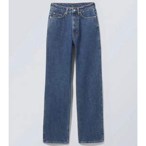 Säljer mina Weekday jeans i modellen: Rowe Extra High Straight. Supersnygga!!! De är lite långa på mig som är runt 160. De är använda ungefär två gånger. Nyinköpta för 590kr.  Hör av er för frågor eller funderingar 💙