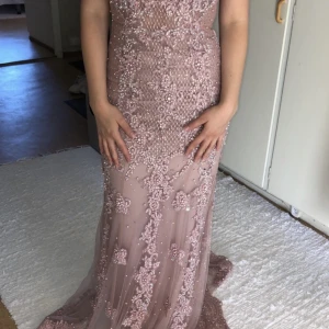 Rosa festklänning  - Använd 2 gånger, bra skick, nypris 2 500 :-