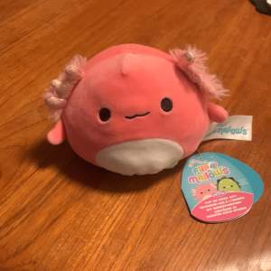 Säljer en flipp squishmallow. Det är en axelotel och en dinosaurie 