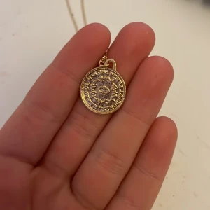 Snyggt halsband  - Ett lika dant halsband som inan fast större. Aldrig använt ❤️