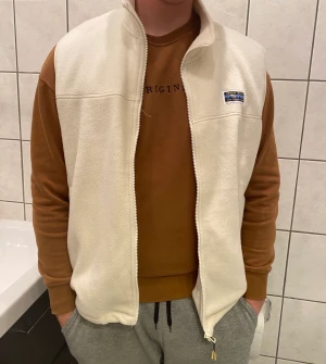 Vit fleece väst - Säljer en vit fleece väst från Junkyard. Är använd vid ett tillfälle. Nypris 400kr och är tillfälligt slutsåld