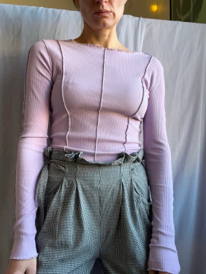 Lila Gina Tricot topp - Fin ribbad Gina Tricot topp med babylock sömmar. Tight modell. Använd 2 ggr. I topp skick 