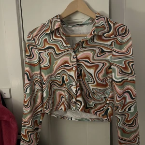 Abtrakt topp - Cool topp med abstract mönster, köpt secondhand. Samfraktar. Kolla gärna in mina andra annonser🥰✨