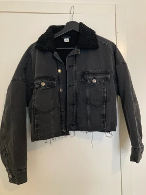 Croppad jeansjacka med ludd - Riktig fin jeansjacka med luddigt material på insidan! Perfekt nu till våren 🌸 Använd en gång och i bra skick!