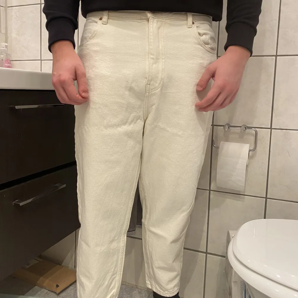 Säljer ett par vita pull & bear jeans. Är använd ett fåtal gånger. Nypris ligger runt 400kr. Jeans & Byxor.