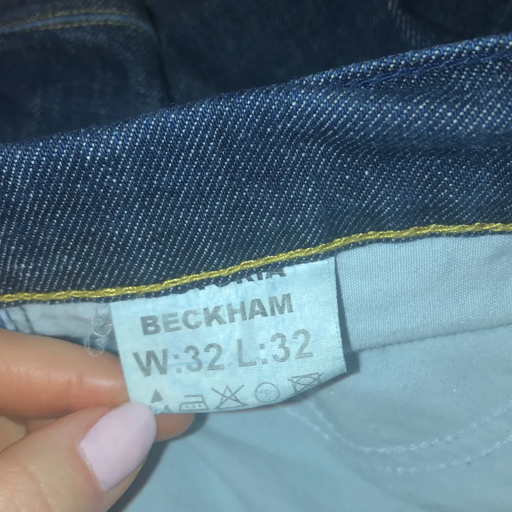 Säljer mina jeans från Victoria Beckham då de inte komme till användning. Står storlek 32 i midjan och 32 i längden. Är vanligtvis en storlek 27/S-M i jeans och är 160cm och de passar perfekt. Möts helst upp! . Jeans & Byxor.