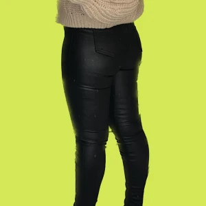 Läder byxor  - Svarta läder byxor. Slitna vid midjan och en prick på backfickan 