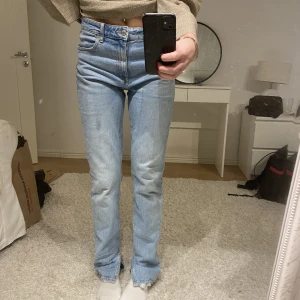 Jeans - Jeans från zara. Lite insydda i midjan, men inget som syns. Knappt använda. Jag är 170cm. 