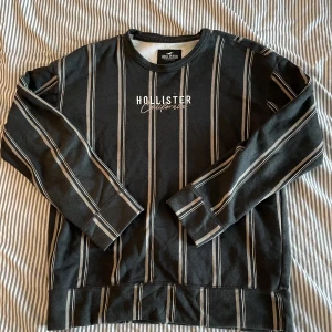 Hollister crewneck  - En randig crewneck från Hollister. Mycket bra skick. Storlek M