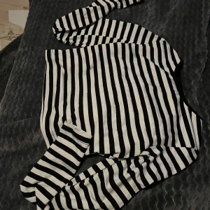 Randig topp - Aldrig använd. Randig långarmad. Normal i storlek😊