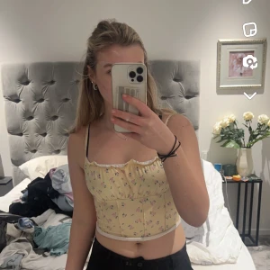 Sommartopp! - Supergullig och bekväm topp!  Sätter sig efter kroppen! Köpt från shein! Köparen står för frakt!  Kom privat för mer bilder och info