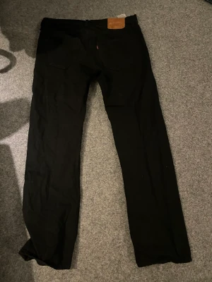 Levis stl 34/32 - Levis byxor svarta i stl 33/32 sparsamt använda väldigt bra skick!