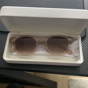Chimi solglasögon - Chimi solglasögon i färgen ecru och i modell 01. Det är i väldigt fint skick man kan ej tyda på användning och box inkluderas, hör av er vid fler frågor och funderingar