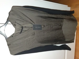 Ny skjorta/blus Zara - Ny skjorta med lappar kvar från Zara i lätt material.