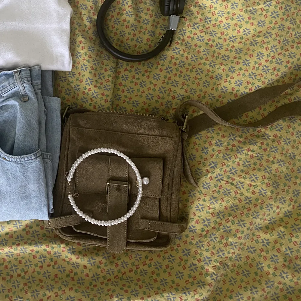 Liten cool väska i mocka  🌱❣️ brun/oliv färg. Får perfekt plats med mobilen och andra saker . Väskor.
