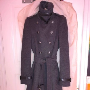 Burberry trenchcoat - Vintertrenchcoat. Använd en säsong. I perfekt skick. Kvitto och originalöverdrag medföljer. Nypris 12.000kr!!