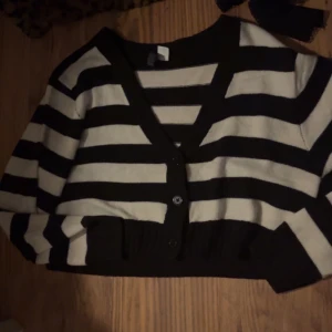 Hm kofta - Superskön randig croppad kofta! Använd inte köp nu och hör av er vid frågor!! Frakten i annonsen stämmer ej 