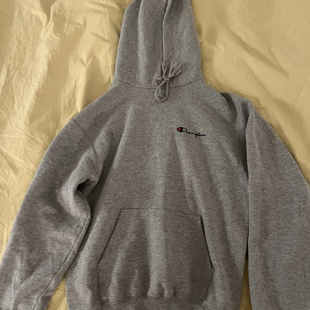 En grå champion hoodie med skönt material. Skicket är bra, den är köpt second hand men knappt använd. . Hoodies.