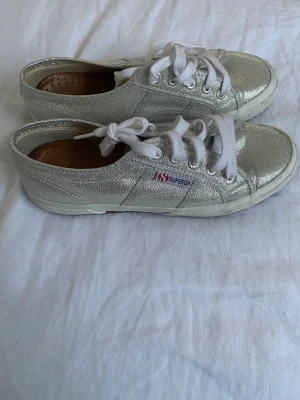 Skor - Jätte snygga silvriga sneakers, användts några gånger men fint skick. Pris kan diskuteras vid snabb affär!
