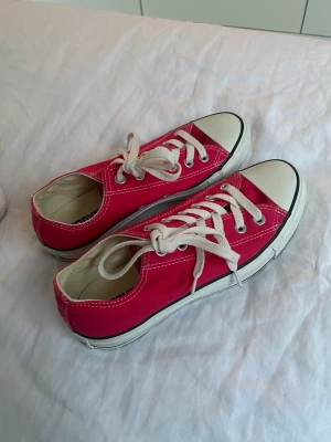 Skor  - Rosa snygga converse fint skick. Nästan aldrig användts. 