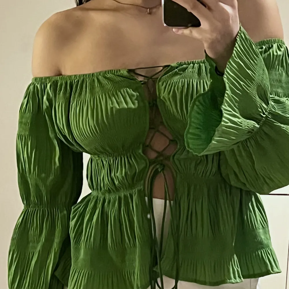 Säljer denna gröna blusen som passar perfekt till sommaren! Har endast använt två gånger💓  Skriv om ni har några frågor 🧚🏼‍♀️. Blusar.