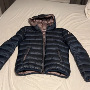 Colmar jacka  - Colmar dunjacka i fint skick, den har använts ibland och är i väldigt bra skick. Passar till tjejer och killar. Storleken är ganska liten så den passar xs kille och s tjejer