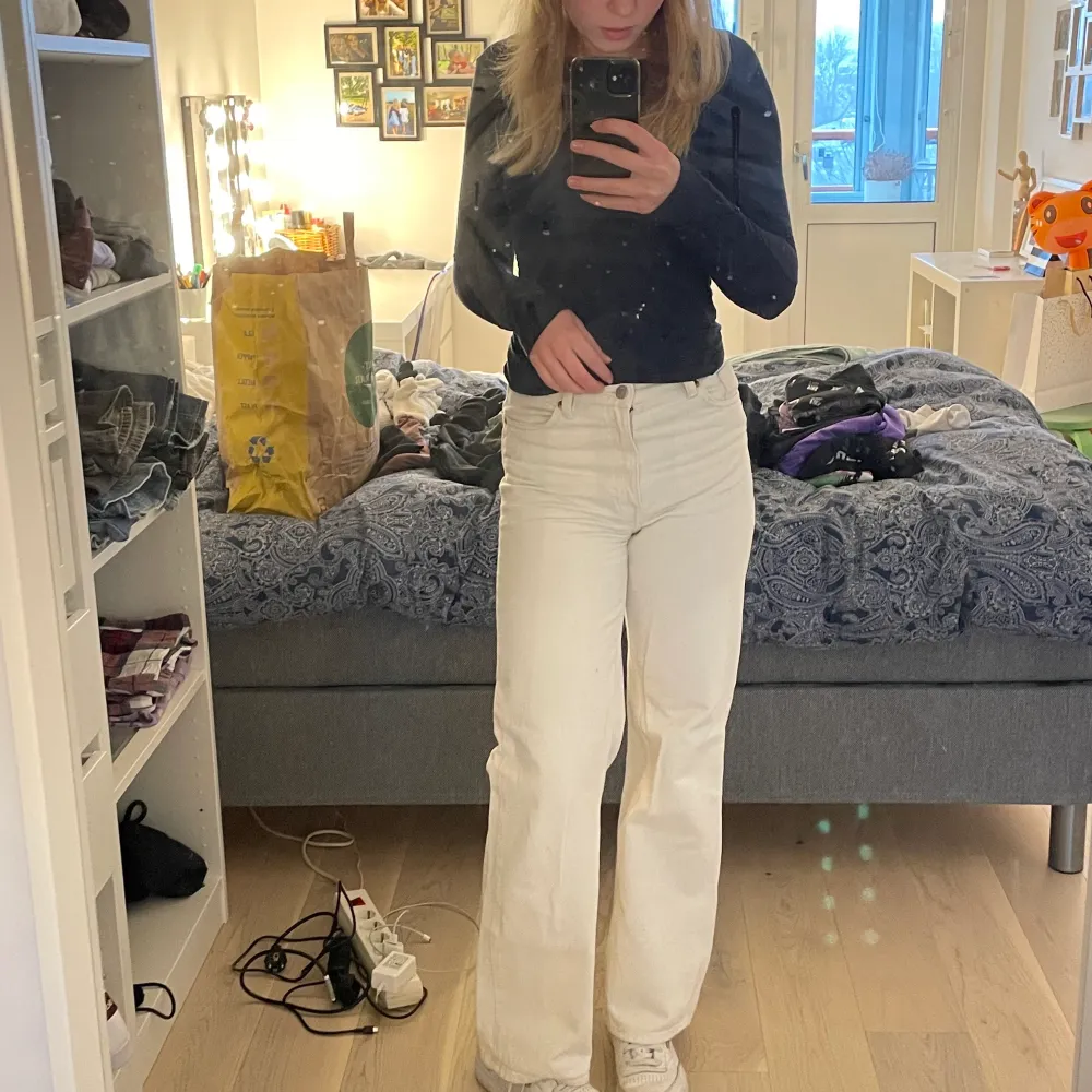 Skit snygga beiga jeans köpta från Monki. De är strl 25!☺️ Passar perfekt till våren och sommaren och kan få till super fina somriga outfits!😘. Jeans & Byxor.