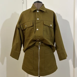 Jacket + skirt set i khaki - Weekday tenille denim jacket and skirt in khaki. Hela settet är i mycket bra skick! Använt fåtal gånger.   100% bomull, denimliknande struktur   Plaggen går att köpa separat, men billigare i set :)     Jacka: Oversize/S/34  Kjol: XS-S/34