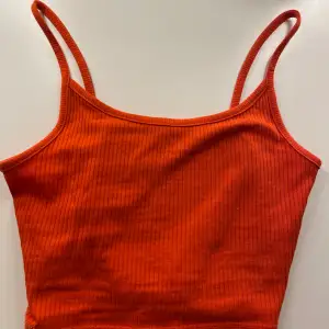 Säljer ett snyggt oranget linne köpt från NewYorker!💕 Det är i strl xs!🥰