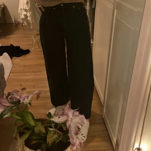Svarta jeans från Nakd - Svarta vida jeans från Nakd. I storlek 36. Väldigt bekväma o väldigt lite använda, inga defekter.  Hör av dig vid frågor💕