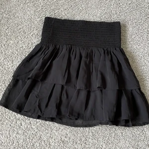 Volang kjol svart  - Hej säljer nu min svarta volangkjol från Kappahl i storlek 146-152❤️ Säljer pga att jag inte får användning för den❤️❤️ den är i nyskick och köpt för 199 eller 249 kr är lite osäker, säljer för 80 + frakt som förekommer mellan 40-60 kr ❤️❤️ 