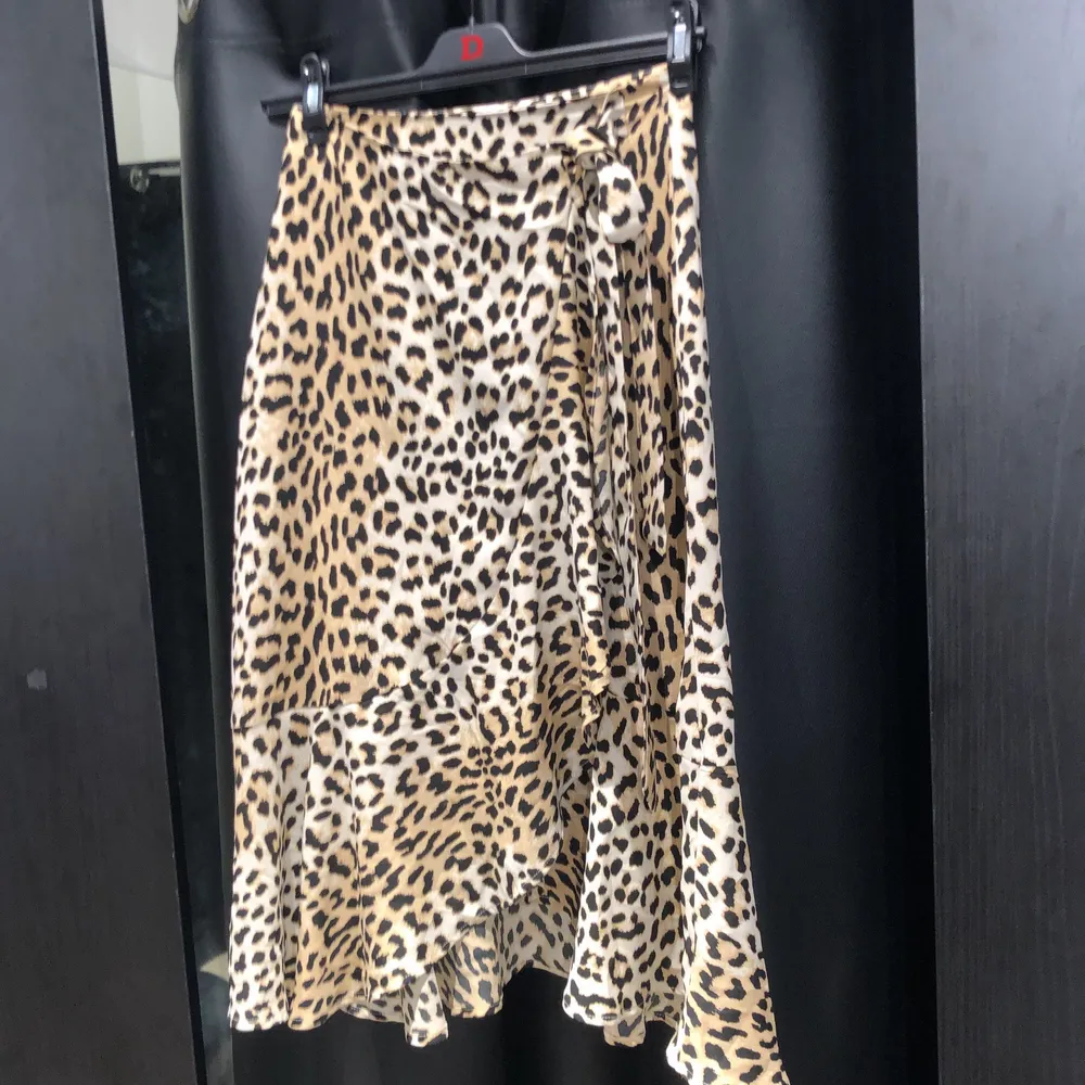 Leopard mönstrade kjol . Kjolar.