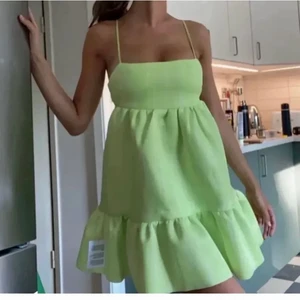 En fin grön klänning  - En klänning som jag köpte här på plick (lånade bilder från tidigare ägare) kände att den inte passade mig så bra därav säljer jag den vidare, köpt för 350 säljer för 250, priset kan diskuteras men gärna till något rimligt 😁 vid frågor/ bild kontakta mig 