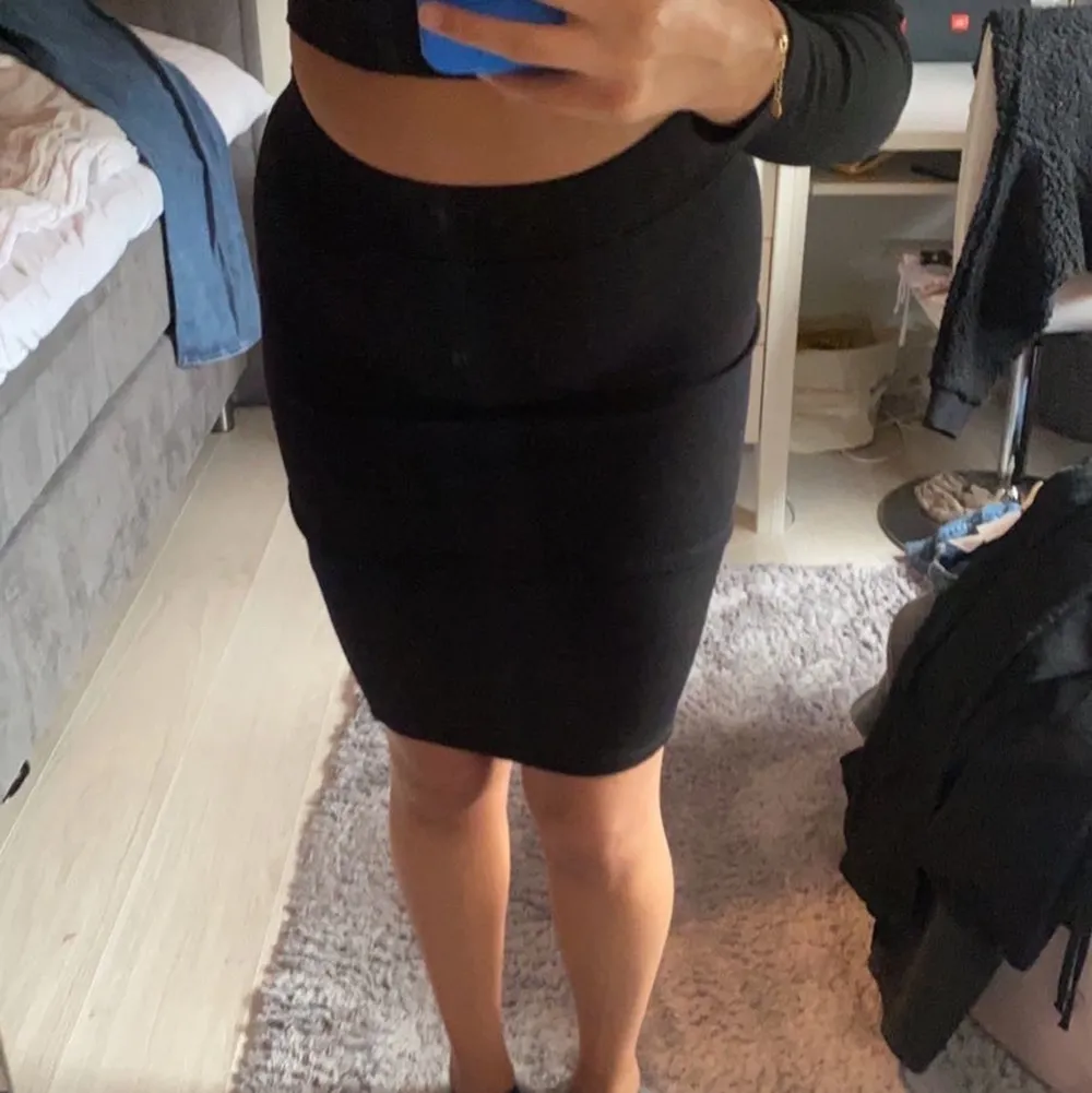 Medel lång svart kjol i strl s. Köpt förra året men använt den Max 2 gånger. Fin och basic kjol som går att matcha med nästan allt.  100 kr + frakt!💕💕💕. Kjolar.