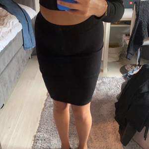 Medel lång svart kjol i strl s. Köpt förra året men använt den Max 2 gånger. Fin och basic kjol som går att matcha med nästan allt.  100 kr + frakt!💕💕💕